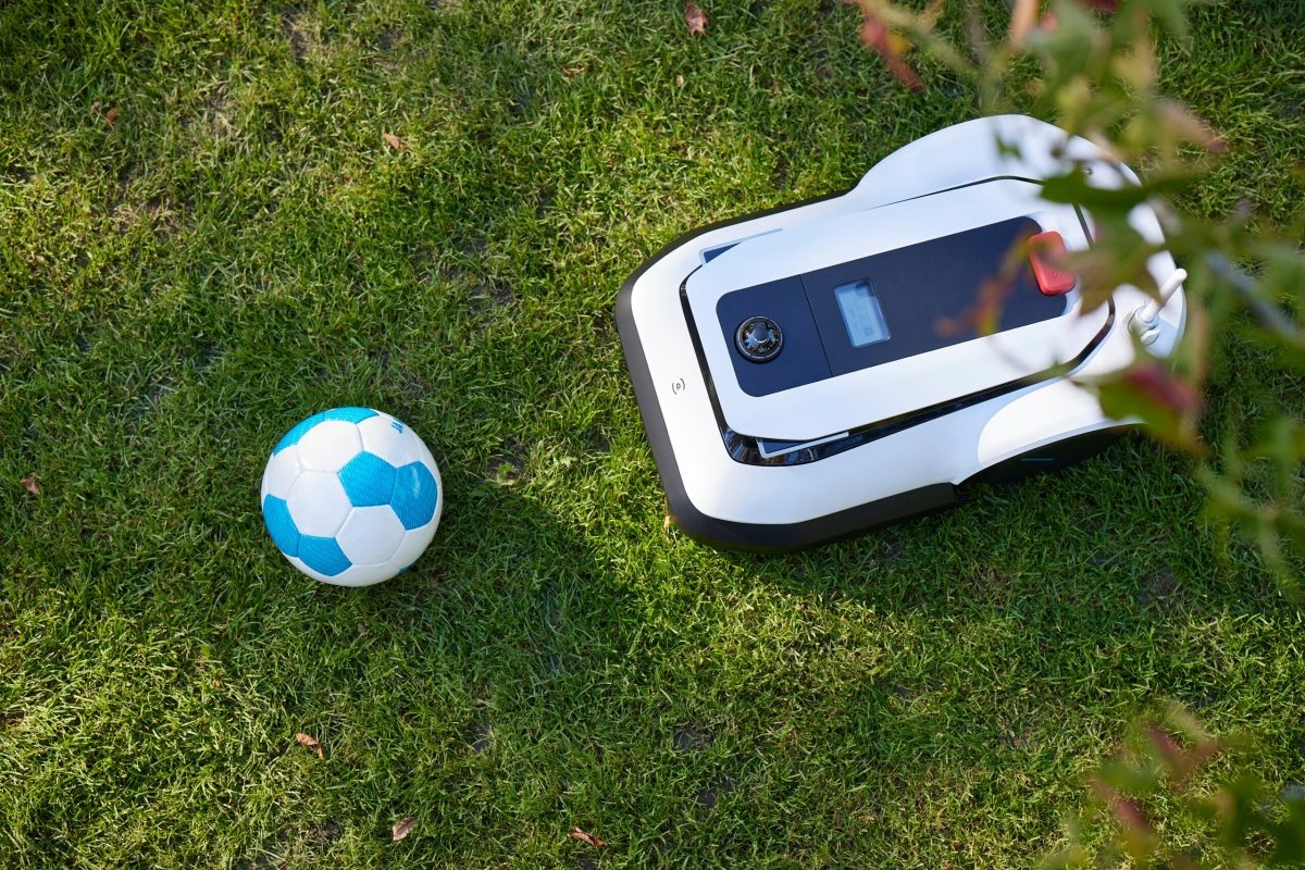 ECOVACS GOAT G1 - 2000 - Robotic Lawn Mower - TeqClub.com