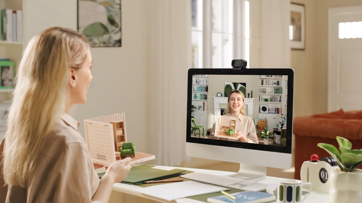 Insta360 Link 2C Stand Bundle - with Mini 2 - in - 1 Tripod - TeqClub.com