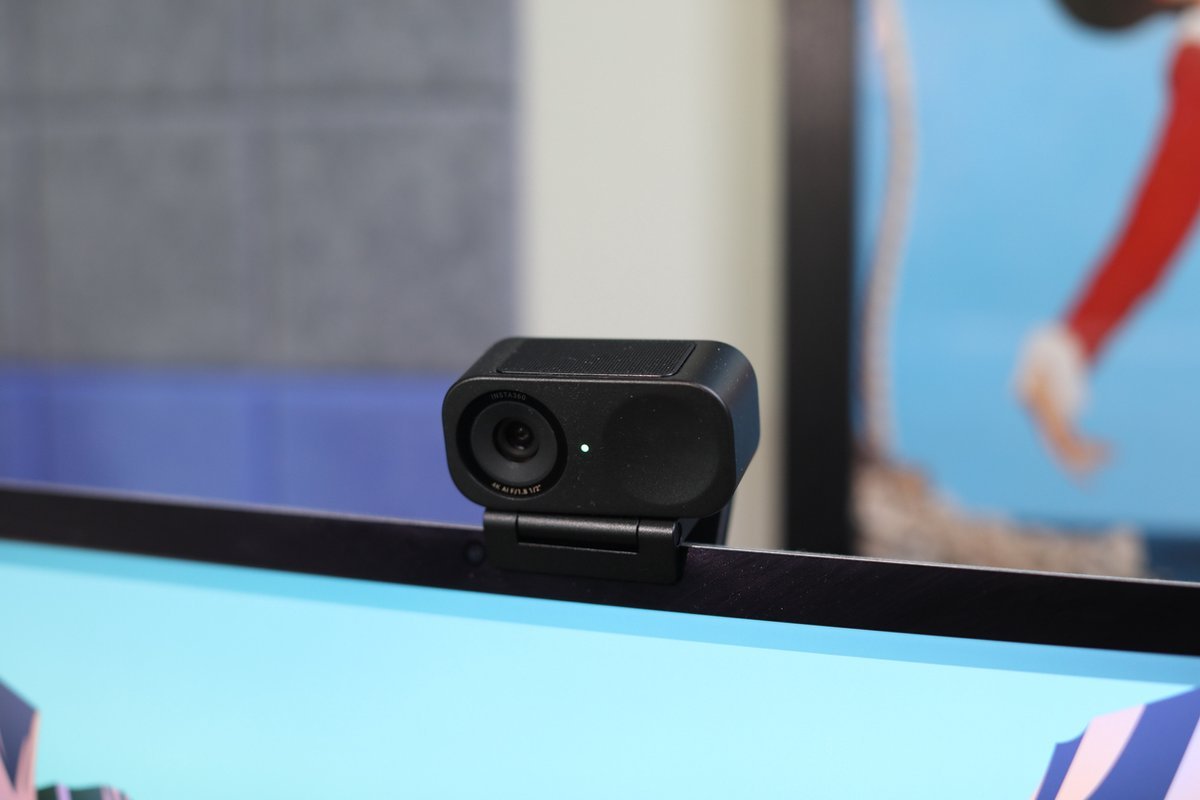 Insta360 Link 2C Stand Bundle - with Mini 2 - in - 1 Tripod - TeqClub.com