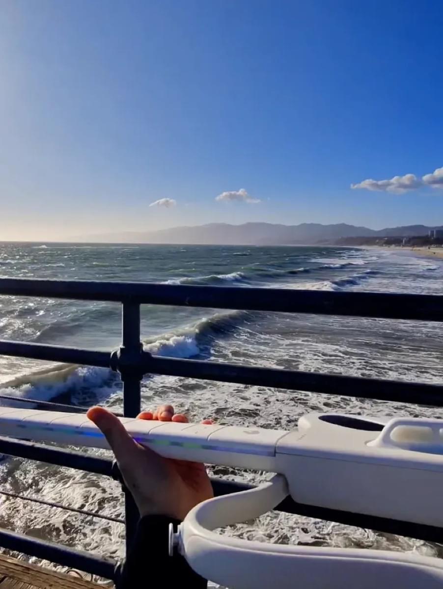 LAVA GENIE - Smart Stringless Guitar - White - TeqClub.com