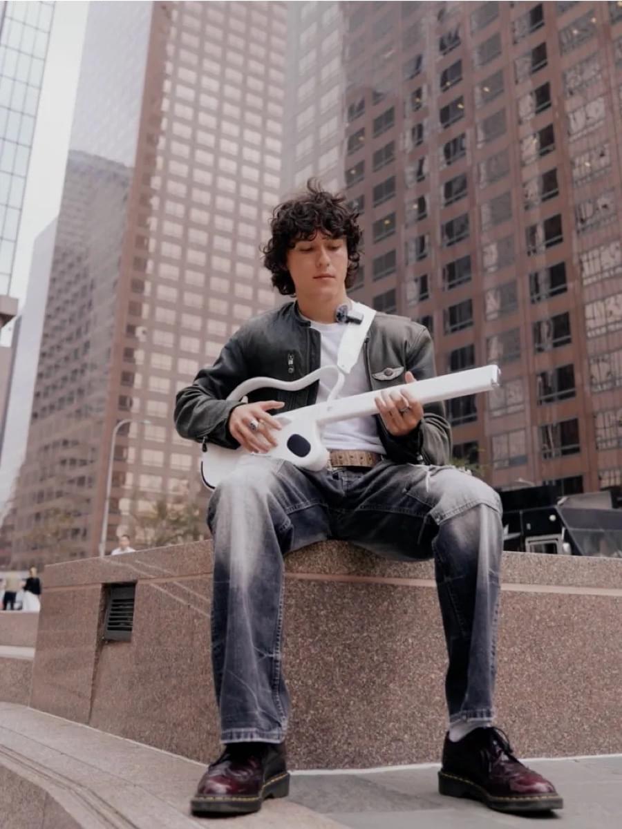 LAVA GENIE - Smart Stringless Guitar - White - TeqClub.com