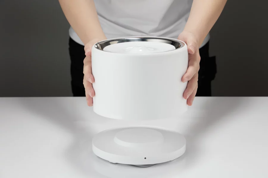 PetKit Eversweet 3 PRO-Wireless - DrinkFontein - hand