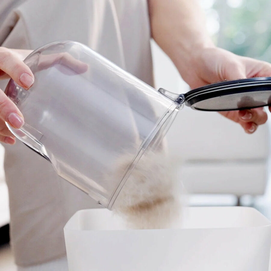 PetKit Airclipper 5 in 1 Pet Grooming Vacuum- lifestyle legen in prullenbak